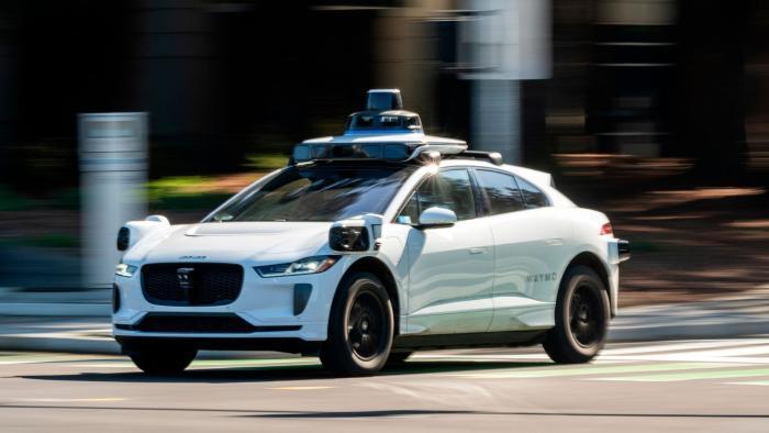 Batalla de los robotaxis: los coches sin conductor de Google y Uber comienzan a circular por Madrid