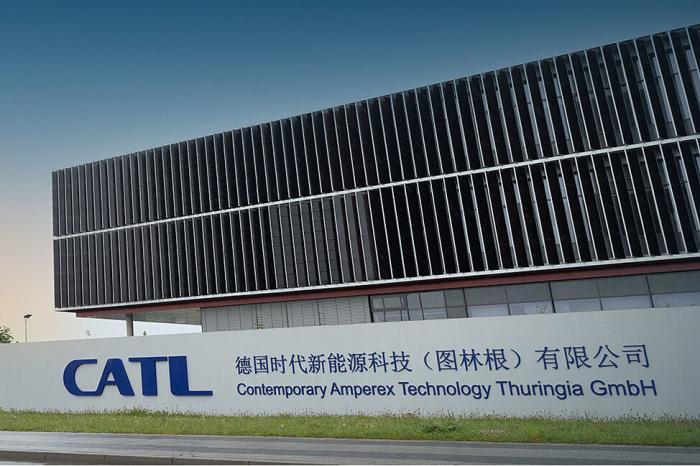 Los fabricantes de baterías chinos se apresuran a invertir en el exterior para eludir las barreras occidentales