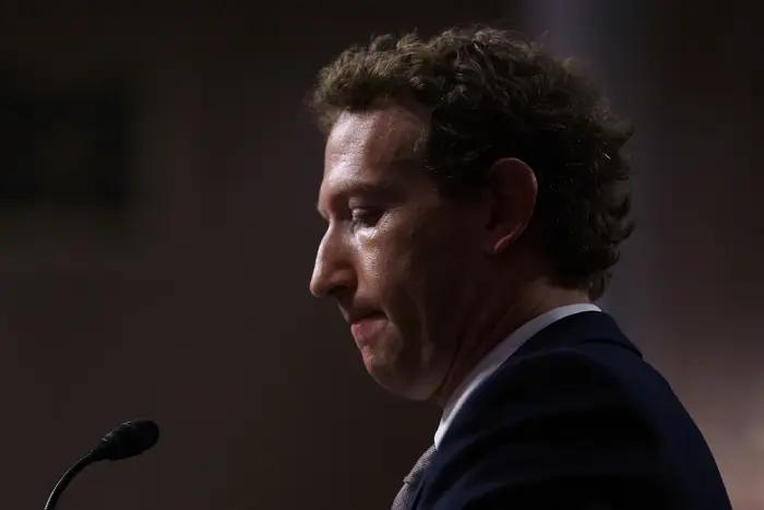 Mark Zuckerberg estudia irse de California si prospera un impuesto a los ricos