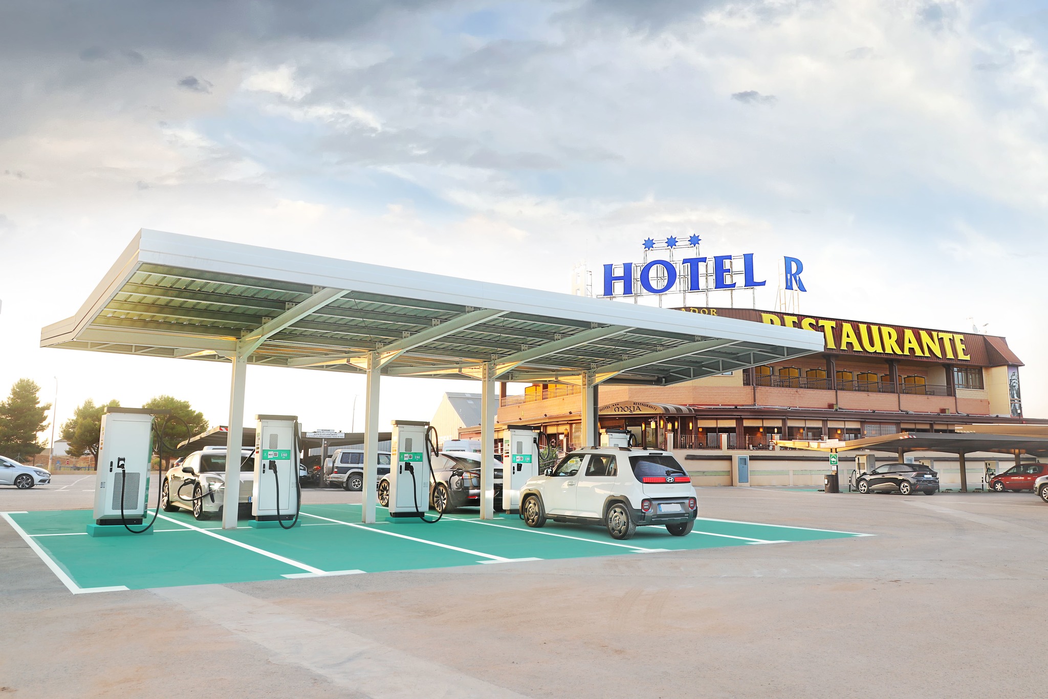Dónde cargar el coche eléctrico en la A-3: abren el mayor 'hub' de recarga ultrarrápida entre Madrid y Valencia