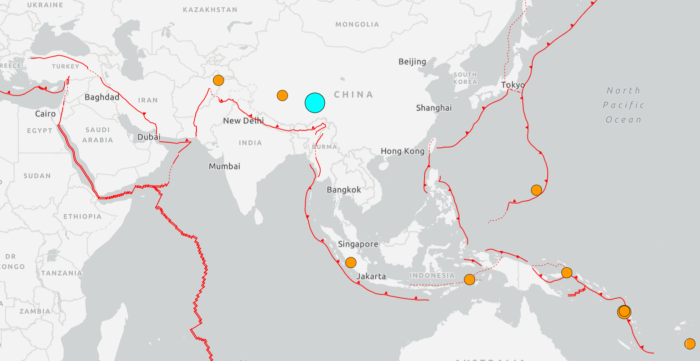 Un terremoto de magnitud 7 en el Tíbet chino deja al menos 16 muertos Un terremoto de magnitud 7 que sacudió la región del Tíbet en China la noche de este jueves provocó la muerte de al menos 16 personas y causó 32 heridos, según recogió la agencia oficial de noticias Xinhua.Citando autoridades locales, Xinhua reportó ya en la mañana del viernes que once de los heridos son graves mientras que más de 300 casas se derrumbaron por el fuerte sismo. Leer
