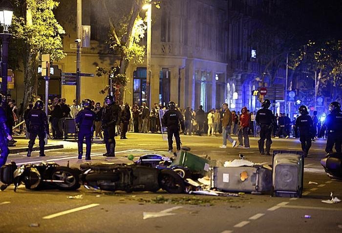 Feijóo señala a Sánchez: “Juega con fuego” con los disturbios en Barcelona
