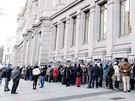 Imagen de un grupo de personas haciendo cola para comprar Letras del Tesoro
