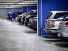 Imagen un garaje con varios vehículos aparcados