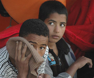 Dos de los 24 inmigrantes rescatados hoy por una embarcacin de Salvamento Martimo a cinco millas al sur de Arguinegun, al sureste de Gran Canaria, tras su llegada al puerto de la localidad Foto: EFE/Mara Blnquez