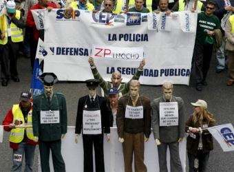 Cuatro maniques, tres vestidos de policas y un cuarto de la Guardia Civil, encabezaban la manifestacin. (Foto: EFE)