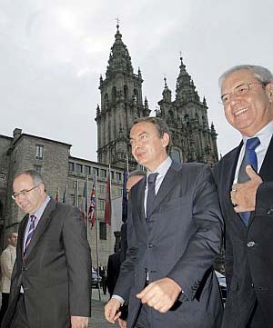 Zapatero acompañado del Emilio Pérez Touriño y Xosé Sánchez Bugallo. (Foto: EFE)