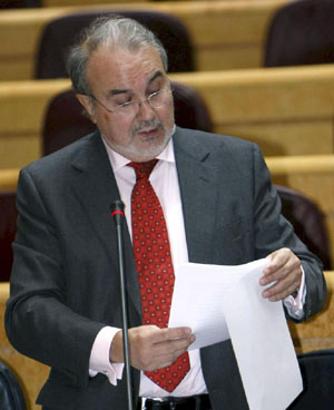El vicepresident segundo del Gobierno y ministro de Economa, Pedro Solbes , durante su intervencin en la sesin de control al Ejecutivo, esta tarde en el pleno del Senado