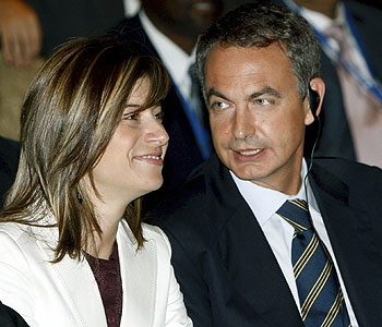 El presidente, Jos Luis Rodrguez Zapatero, charla con la ministra de Igualdad, Bibiana Ado, en el Foro del Liderazgo Mundial celebrado en septiembre en Nueva York. EFE