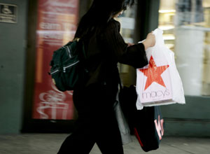 Una consumidora estadounidense en un centro comercial