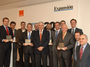Los premiados posan con sus galardones. En el centro, el Secretario de Estado de Telecomunicaciones, Francisco Ros | Foto Jmcadenas