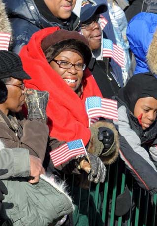 Ciudadanos estadounidenses se concentran frente a la estacin de ferrocarril de Wilmington, Delaware, a la espera de la llegada del presidente electo de Barack Obama