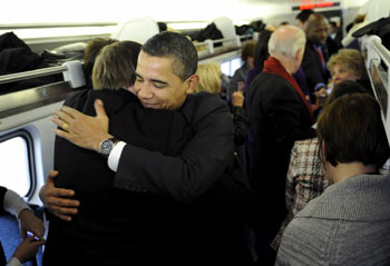 El presidente electo de Estados Unidos, Barack Obama, abraza a un pasajero en el tren a Baltimore