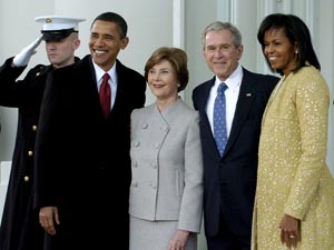 Barack Obama, y George W. Bush, junto a sus esposas Laura Bush y Michelle Obama, posan hoy en el Prtico Norte de la Casa Blanca | Foto Efe