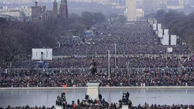 Miles de personas se concentran entre el Capitolio y el Monumento a Washington para asistir a la toma de posesin de Barack Obama | Foto Efe
