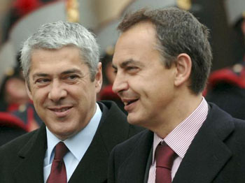 El presidente del Gobierno espaol, Jos Luis Rodrguez Zapatero, y el primer ministro portugus, Jos Scrates