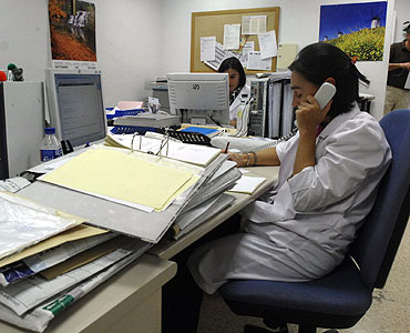 Trabajo administrativo del personal no sanitario. Diario Mdico/J.L. Pindado