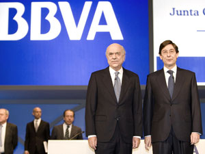 El presidente de BBVA , Francisco Gonzlez (i), y su consejero delegado, Jos Ignacio Goirigolzarri, en la junta de accionistas de la entidad celebrada en marzo de 2008 | Foto Efe