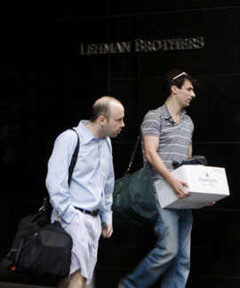 Trabajadores de Lehman Brothers abandonan su puesto de trabajo tras la quiebra de la entidad en septiembre de 2008 | Foto: Bloomberg