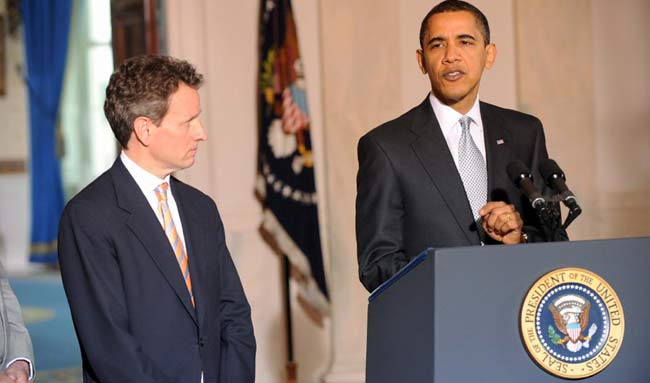 El presidente estadounidense, Barack Obama, y el secretario del Tesoro, Timothy Geithner, anuncian, junto a otros miembros del gabinete de Obama , el plan de reestructuración que la Casa Blanca ha preparado para salvar el sector automovilístico estadounidense