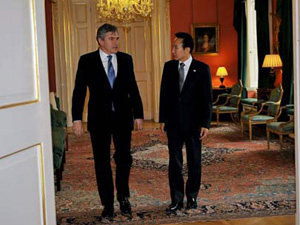 El presidente de Corea del sur, Lee Myung -bak conversa con el primer ministro britnico Gordon Brown en el nmero 10 de Downing Street en Londres hoy