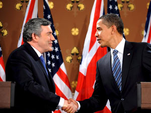 Brown y Obama se saludan al trmino de una rueda de prensa | Foto EFE/Anthony Devlin. POOL