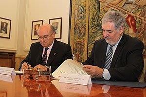 Carlos Carnicer, presidente del CGAE y Cndido Conde Pumpido, fiscal general del Estado en la firma del convenio.