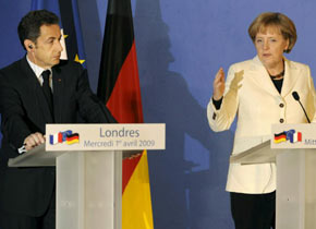 Nicolas Sarkozy y Angela Merkel durante su conferencia de prensa en Londres para acudir a la reunin del G-20 | Foto: EFE