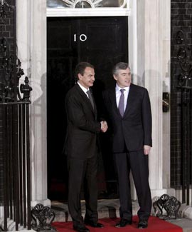 Gordon Brown recibe a Zapatero a su llegada a Londres | Fotos: EFE/Emilio Naranjo