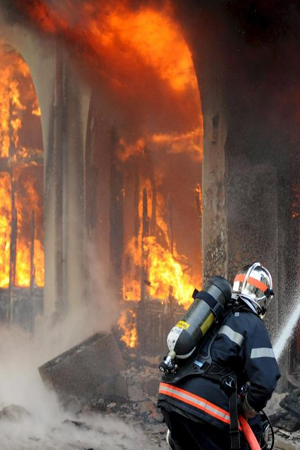 Imagen del incendio en el hotel Ibis Pont de l'Europe. FOTO: EFE