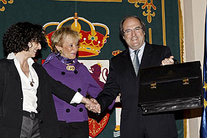 ngel Gabilondo recibe la cartera de Educacin de manos de Mercedes Cabrera.