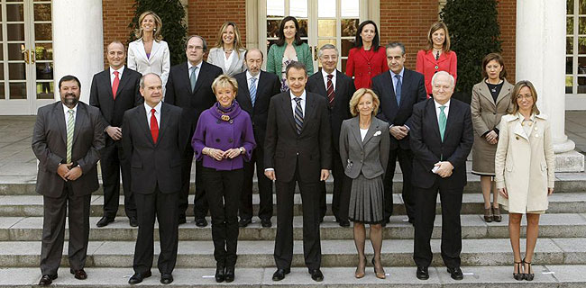 Foto del nuevo Gobierno en las escalinatas del Palacio de la Moncloa, minutos antes de la celebracin del Consejo de Ministros.