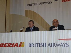Willie Walsh, consejero delegado de British Airways, y Fernando Conte, presidente de Iberia, en la presentacin de la fusion entre ambas compaas, en julio de 2008