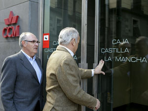 Dos personas entran en la sede de CCM en Madrid | Foto EFE/Alberto Martin