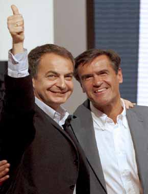 Zapatero saluda junto al candidato del partido, Juan Fernando Lpez Aguilar durante el acto de presentacin de los candidatos del PSOE. FOTO: Efe