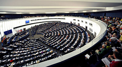 Los diputados del Parlamento Europeo votan durante una sesin plenaria en Estrasburgo, Francia. EFE/Christophe Karaba