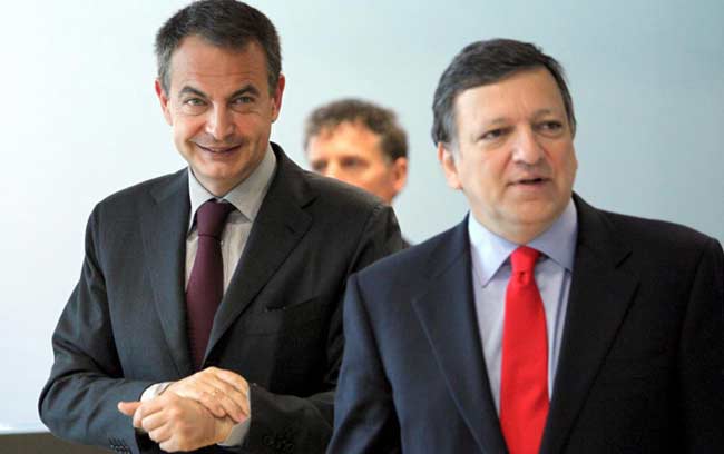 El presidente de la Comisin Europea, el portugus Jos Manuel Durao Barroso, conversa con el presidente del Gobierno espaol, Jos Luis Rodrguez Zapatero