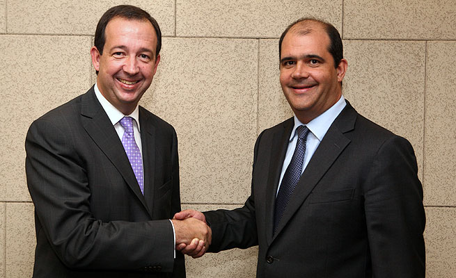 Jorge Miarnau y Carles Sumarroca se funden en un apretn de manos para sellar el acuerdo. Grupo COMSA EMTE.