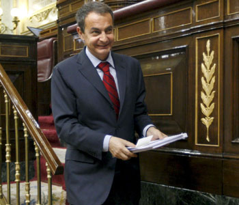 Zapatero tras una de sus intervenciones en el debate. Foto EFE