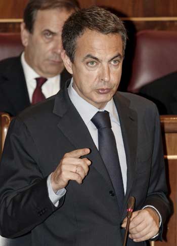 El presidente de Gobierno, Jos Luis Rodrguez Zapatero, responde, durante la sesin de control del Congreso