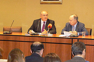El presidente del CGAE, Carlos Carnicer, y el presidente de Metroscopia, Jos Juan Toharia.