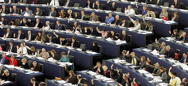 Los eurodiputados votan durante la sesin plenaria del Parlamento Europeo en Estrasburgo, Francia, el 16 de febrero de 2006. EFE/Christophe Karaba