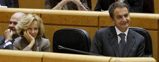 El presidente del Gobierno, Jos Luis Rodrguez Zapatero, junto a la vicepresidenta segunda y ministra de Economa, Elena Salgado , durante la sesin de control al Gobierno, esta tarde en el Senado