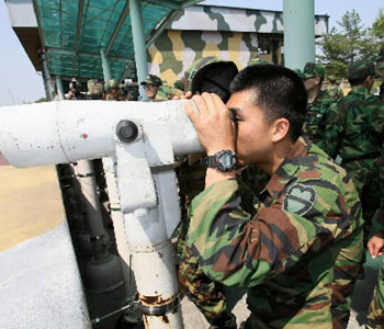 Soldado surcoreano mira hacia Corea del Norte en la base militar de Paju. FotoBloomberg News