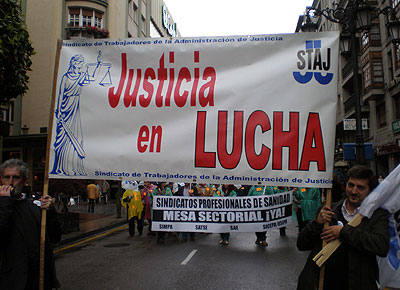 Imagen de la manifestacin de los trabajadores de la Administracin asturiana este lunes en Oviedo. STAJ