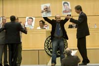 Mimebros no identificados del Partido Comunista Obrero de Irn muestran pancartas de denuncia durante la inauguracin de la Conferencia Internacional del Trabajo, en la sede de Naciones Unidas en Ginebra
