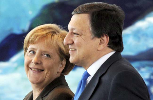 La canciller alemana Angela Merkel (i) y el presidente de la Comisin Europea, Jos Manuel Durao Barroso (d), ofrecen una rueda de prensa en la Cancillera alemana en Berln