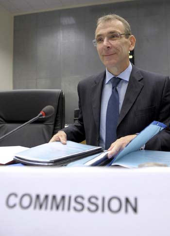 El comisario europeo de Energa, Andris Piebalgs , sonre antes del comienzo del Consejo de Ministros de Telecomunicaciones de la Unin Europea, en Luxemburgo