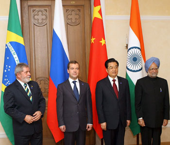 De izquierda a derecha, el presidente de Brasil, Luiz Inacio Lula da Silva; el de Rusia, Dmitry Medvedev; el de China, Hu Jintao; y el primer ministro de la India, Manmohan Singh, durante la reunin del BRIC, 16 junio 2009, en Rusia. Foto. Efe