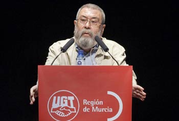El secretario general de UGT, Cándido Méndez , ayer en el acto de homenaje, celebrado en el Auditorio de Murcia, al que fuera secretario general regional de dicho sindicato hasta su fallecimiento el pasado 25 de diciembre de 2008, Antonio López Baños.